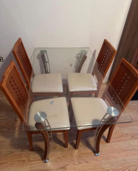 Стъклена трапезна маса