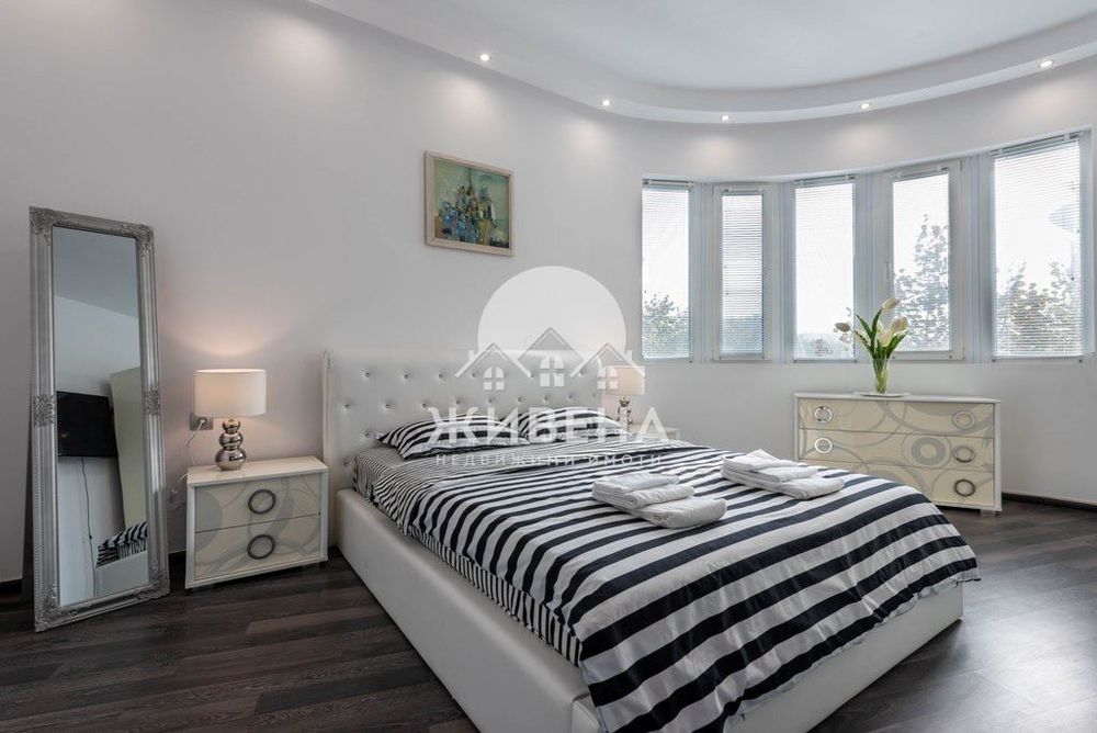 Дава се под наем Тристаен апартамент в Варна, Център - 110 кв.м за 847.62 € - Снимка #6