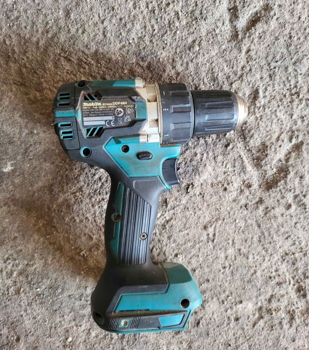 Mașina de înșurubat Makita DDF484, originala cu încarcător original.