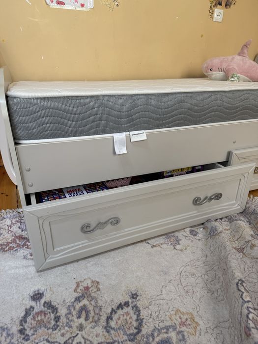 Продам 2 БУ кровати 90*190 росс. произв. + матрасы + выкатные полки