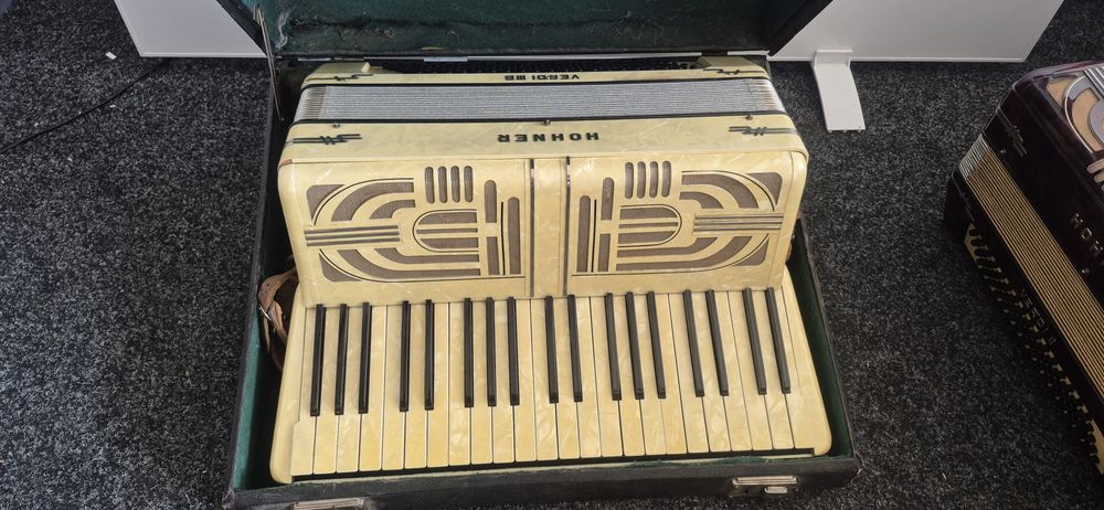 Vând Acordeoane Hohner verdi Weltmeister supita