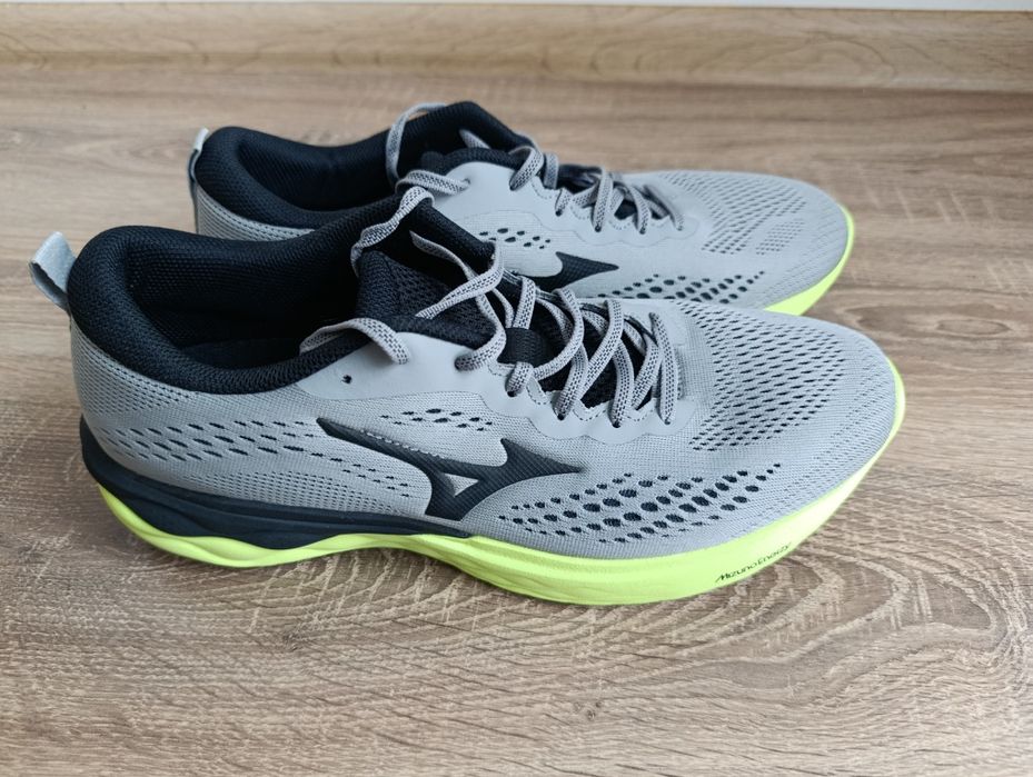 Маратонки Mizuno Wave Revolt 2