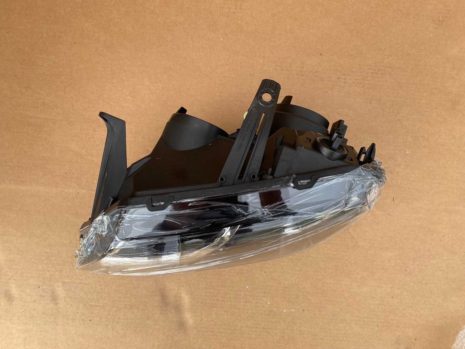 Far faruri stanga complet Dacia Duster 2014-2017 nou original Renault