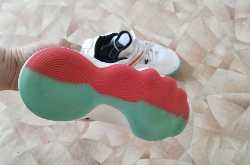 спортивные кроссовки