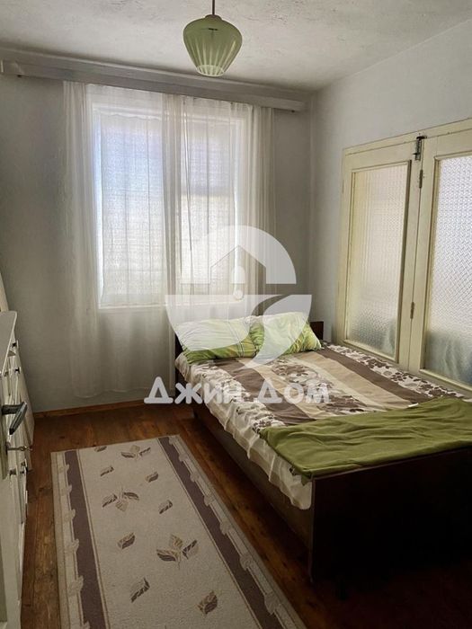 Двуетажна къща с двор в гр. Айтос