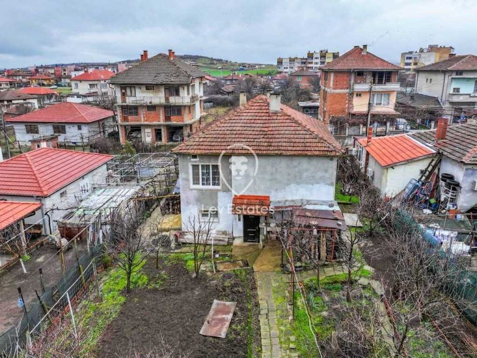 Двуетажна къща с парцел в Средец, област Бургас