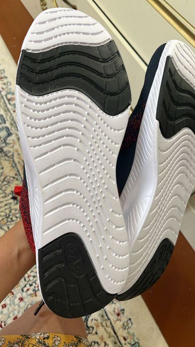 Кроссовки красный новый