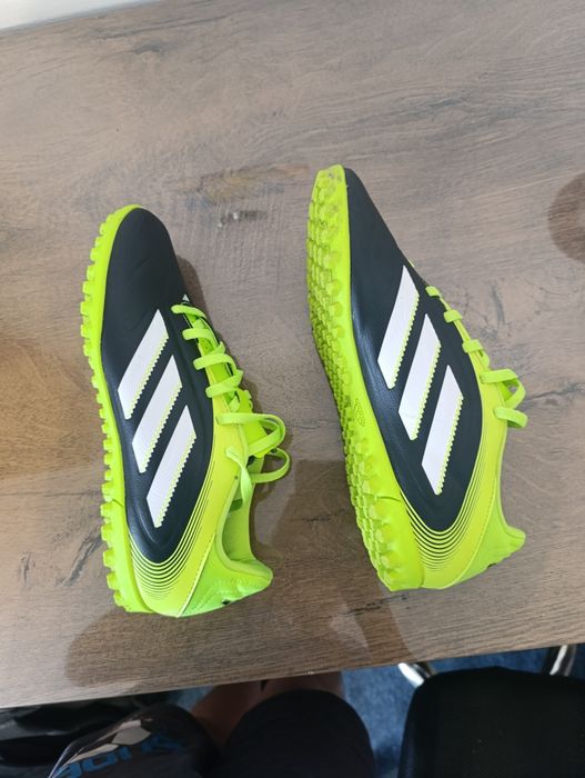 Acestea sunt ghete de fotbal Adidas Copa Pure III Club TF de culoare verde neon și negru.
Mărimea40