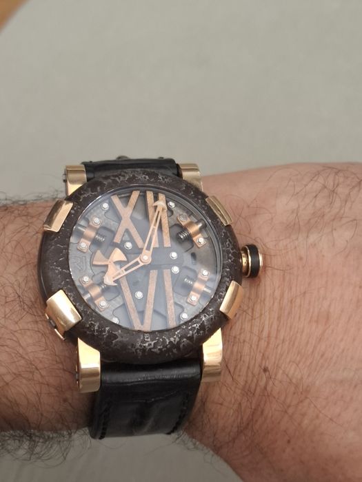 Romain Jerome aur roz