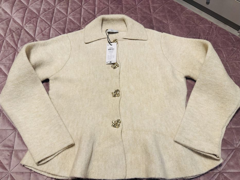 Cardigan cu nasturi aurii