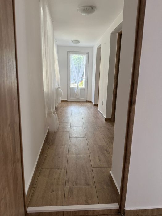 Închiriez casa la curte