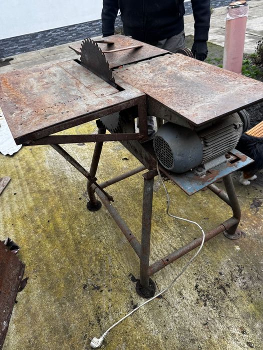 Vând abricht cu circular la 220 v