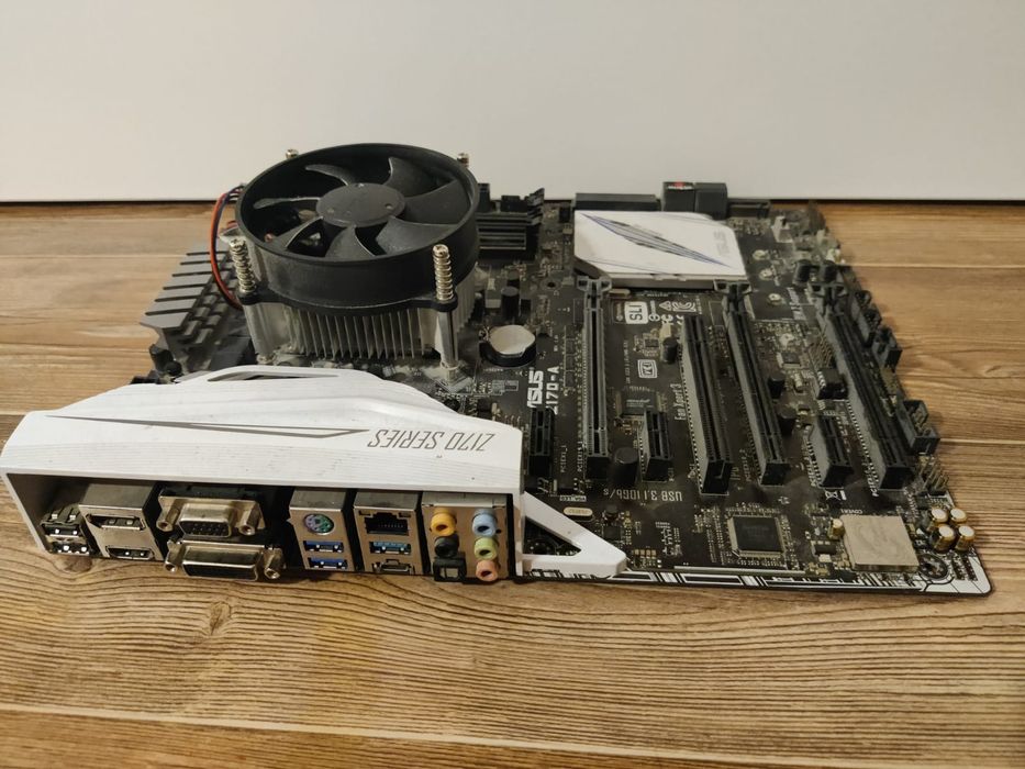 Материнская плата с процессом и кулером