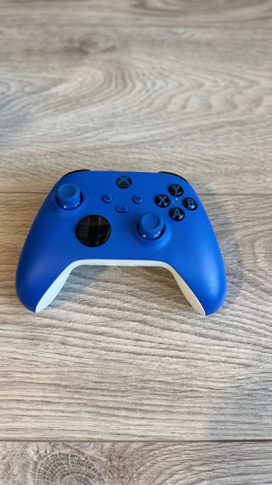 Xbox Series X 1TB | Перфектен комплект с 2 джойстика, докинг станция и 8 игри