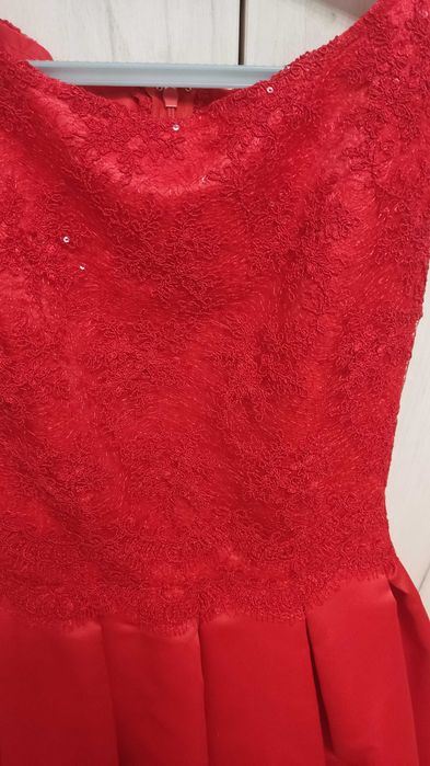 Продам праздничное платье на девочку.