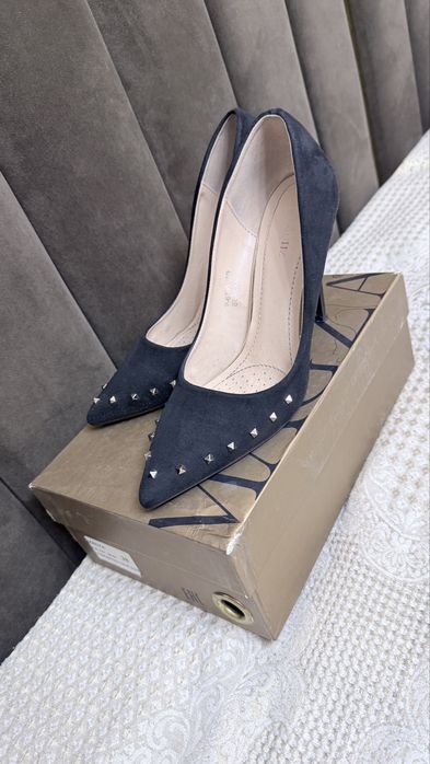 Туфли с шипами черного цвета