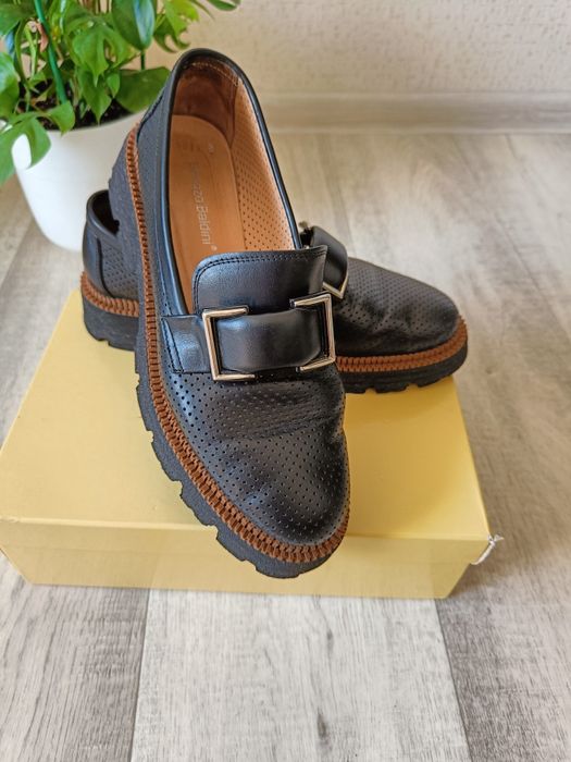 Продаю туфли лоферы