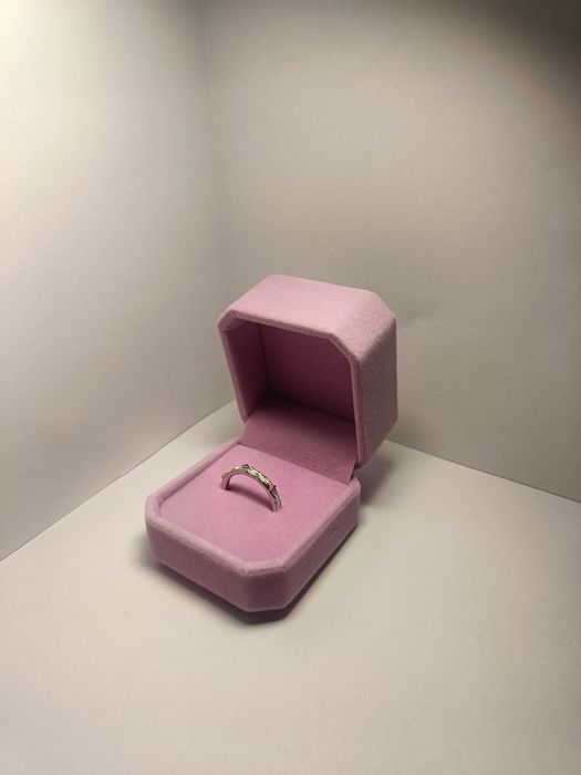 Женское белое кольцо