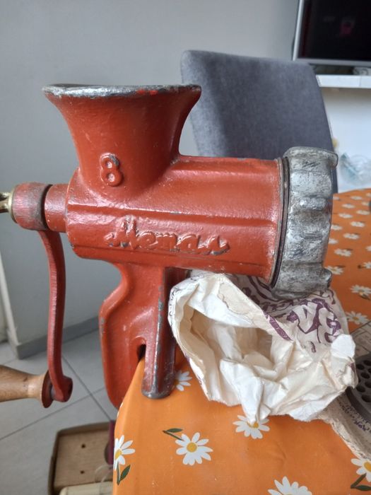 Стара българска ръчна месомелачка