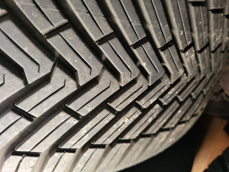 Anvelope   215 65 16 , 215 60 16, 195 60 15, 215 50 17.235 60 18.