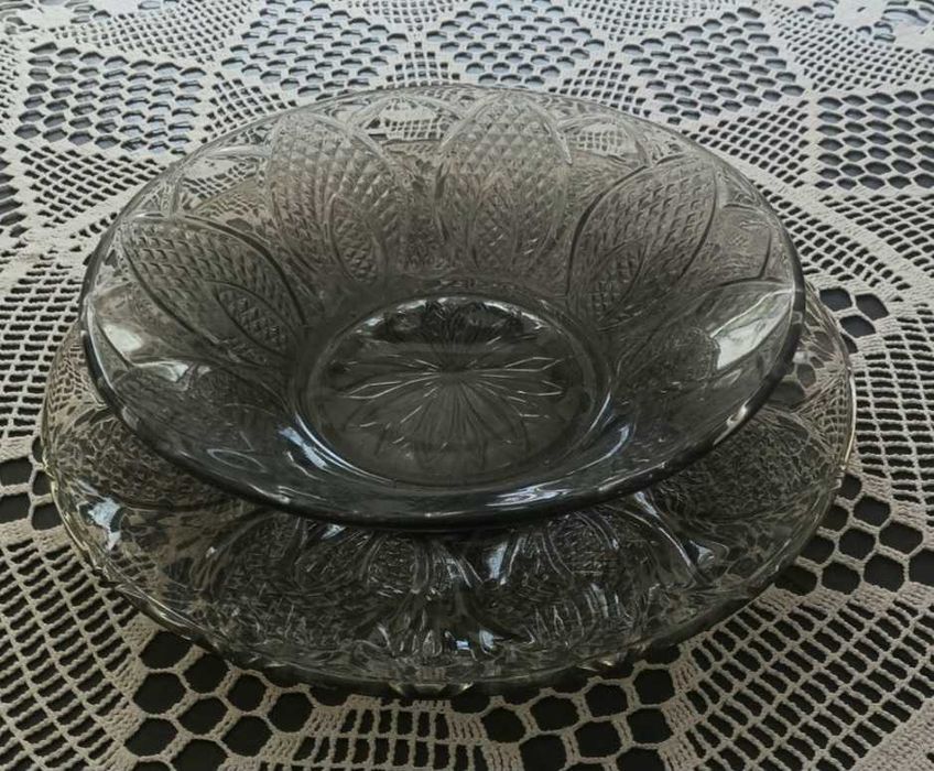 Комплект чиния и купа за сервиране