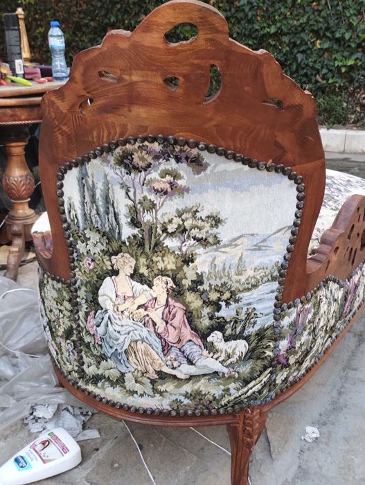 диван -лежанка с табуретка с декоративна възглавница