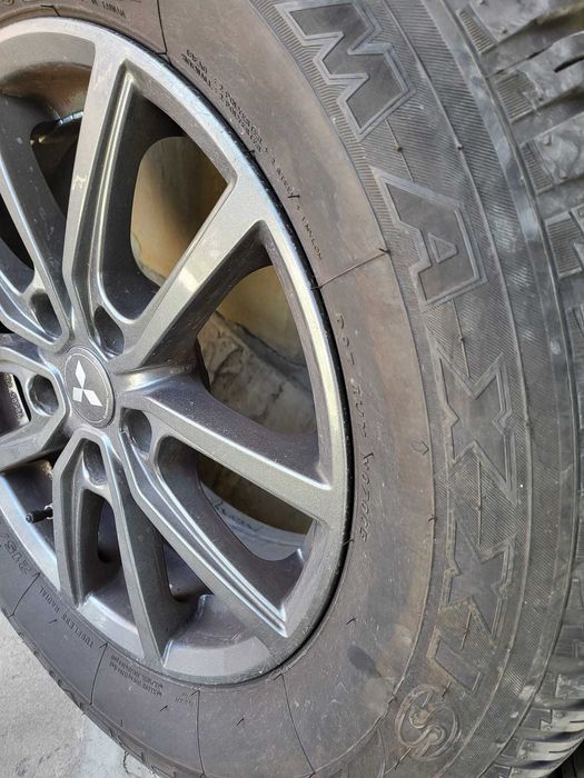 Продавам взесезонни гуми Maxxis M+S. На един Сезон с оригинални джанти