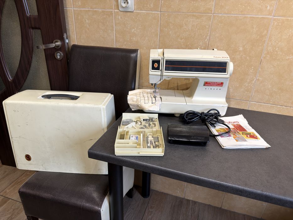 Masina de cusut festonat SINGER cu butoniere