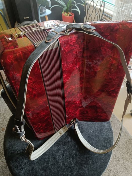 Акордеон Weltmeister, нов, 120 баса