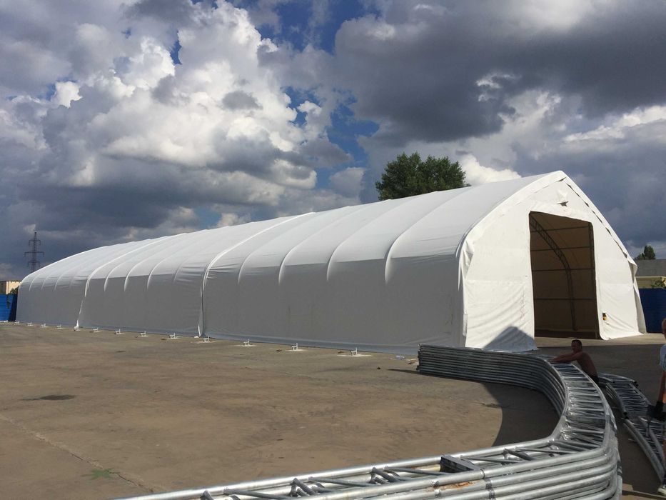 Corturi tip casa cu structura din otel prelata impermeabila