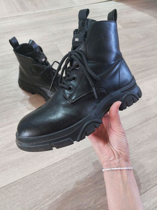 Продам осенние ботинки подростковые