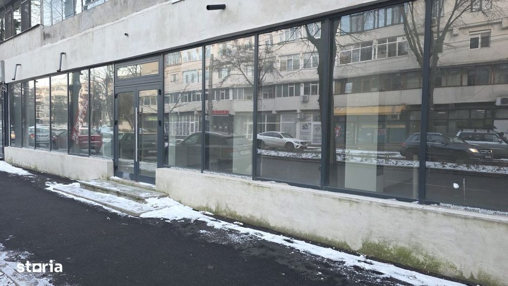 Spațiu comercial cu vitrină, parcare și acces asfaltat