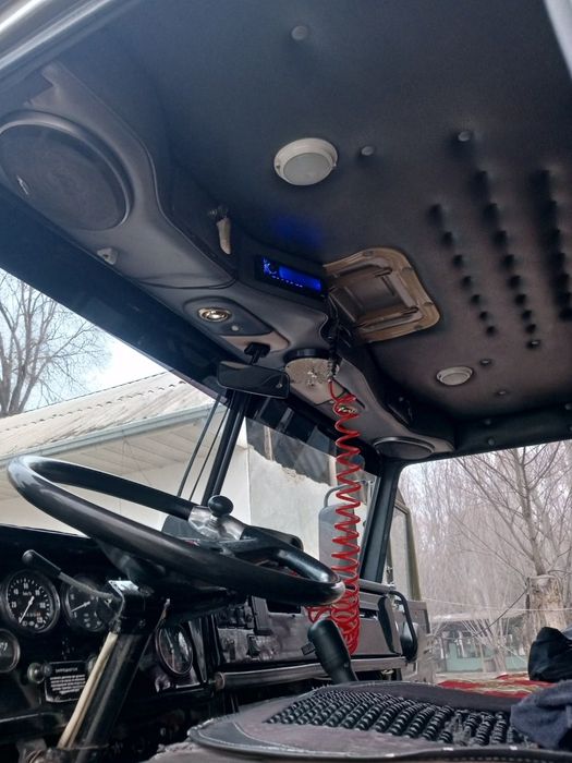 Yuk avtomobili sotiladi