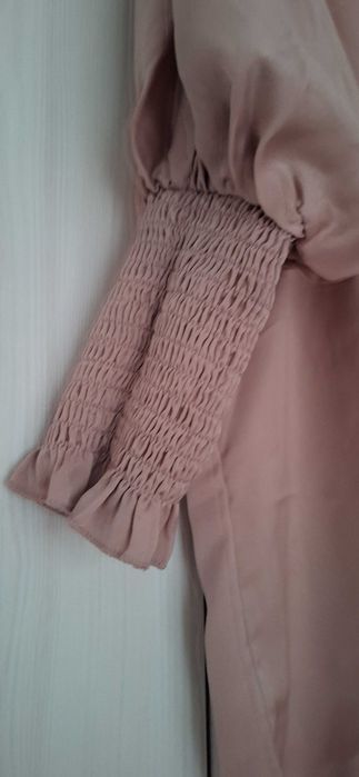 Широка бежова блуза