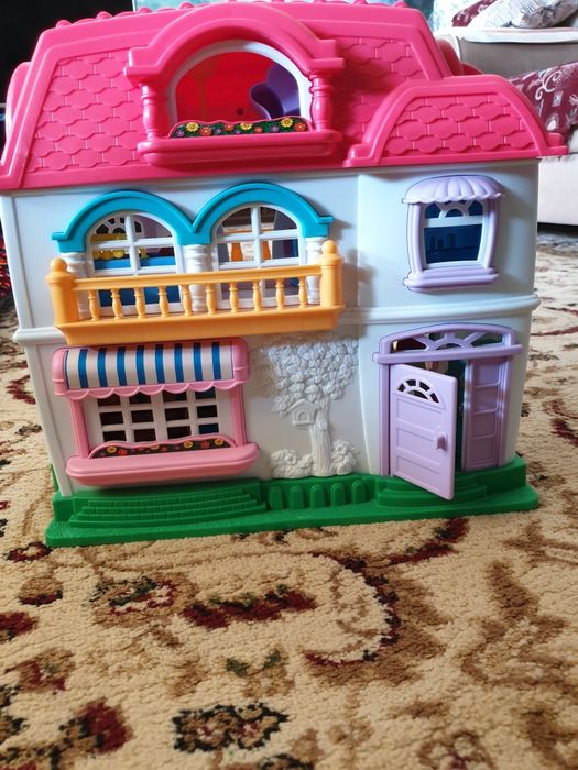 Игрушечный домик и кукла