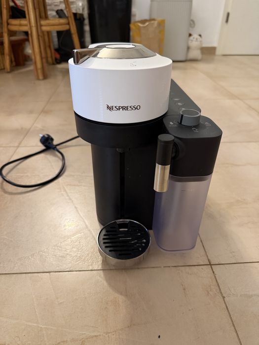 Espressor Nespresso Vertuo Lattissima alb in garantie