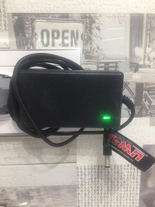 Показывает напряжение