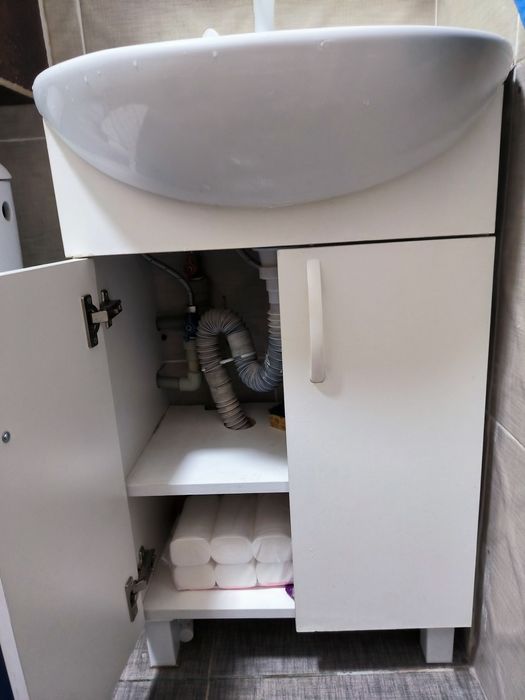 Белая раковина с тумбой