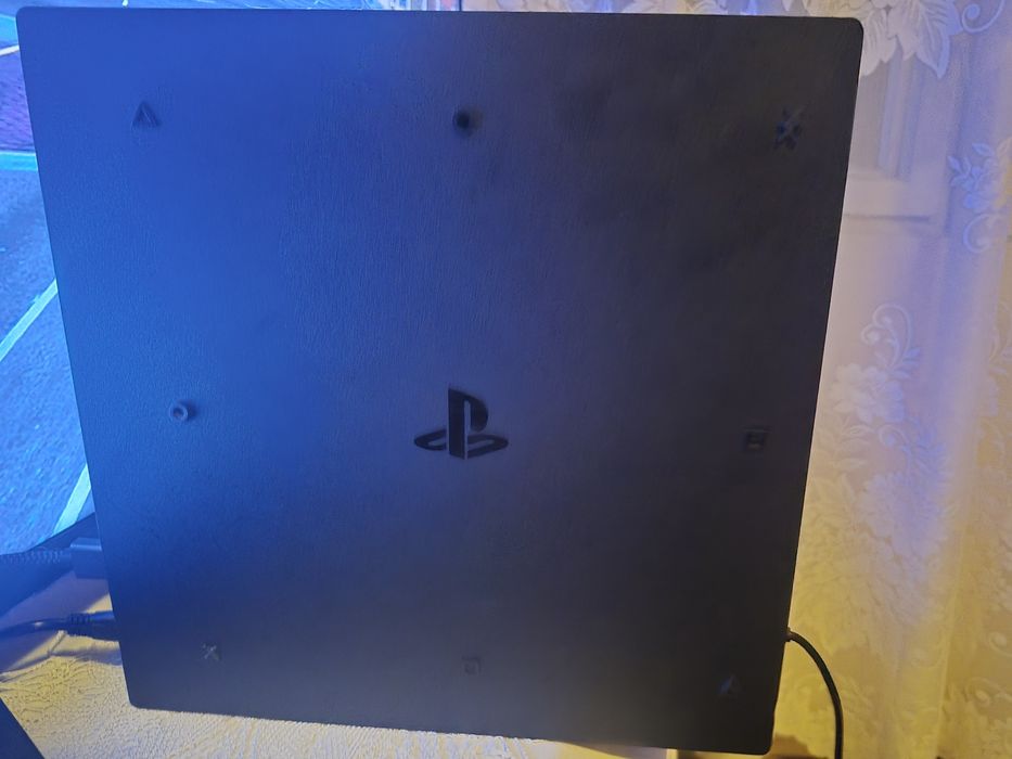 Vând ps4 pro 1tb