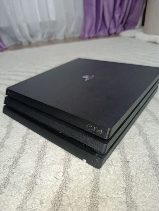 PS4 Pro 1TB (Последняя тихая ревизия) + 3 Геймпада