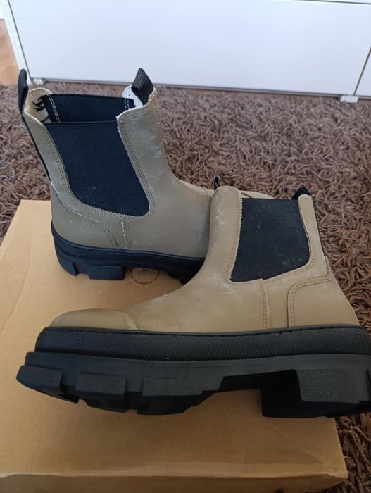 Дамски боти PAVEMENT
Боти от ПАВЕМЕНТ от естествен каучук с ластик о