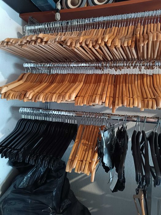 Дървени закчалки за магазин за дрехи