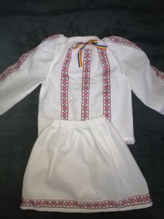 Vând costum popular pentru fetițe