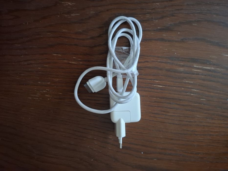 Incarcator cu cablu ptr. Iphone 4 sau tableta.