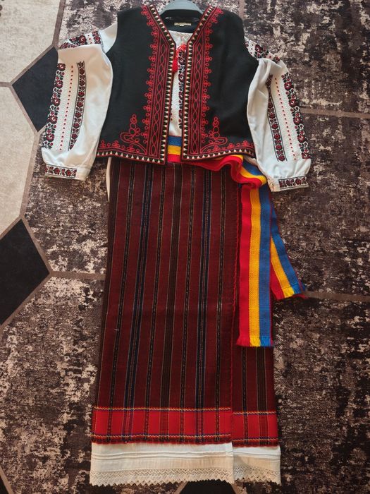Costum popular Moldovenesc
