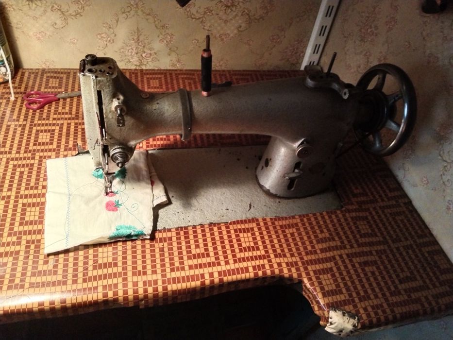 Швейная машина 22 класса. П.М.З. Выпускалась с пром столом.
