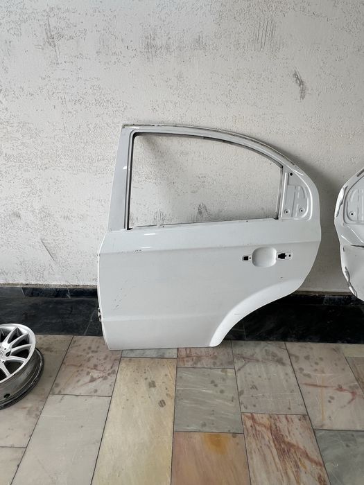 Nexia 3 orqa eshiklar sotiladi chap va ǒng