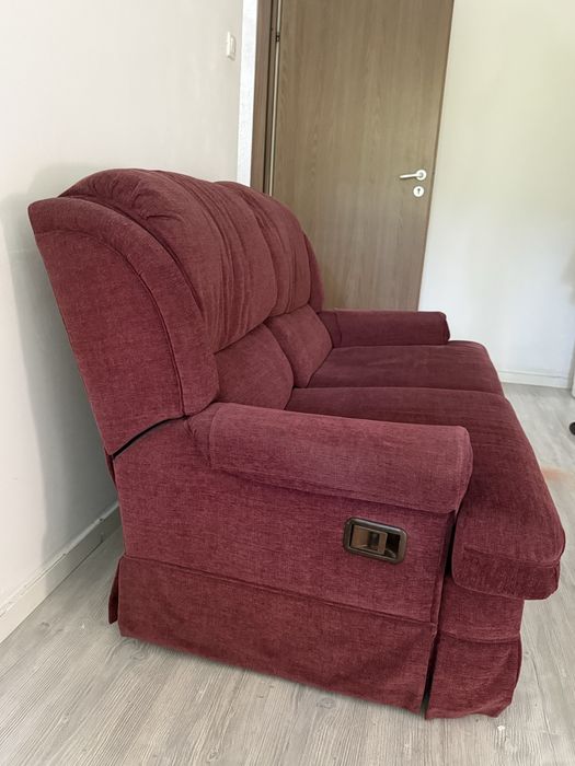 Vând canapea 2 locuri tip recliner, TV Samsung 40” Full HD și măsuță TV neagră.