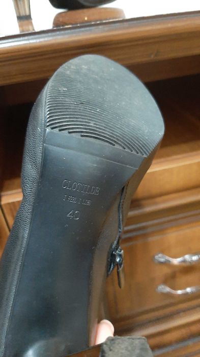 Продам полусапожки 40 размер  кожа