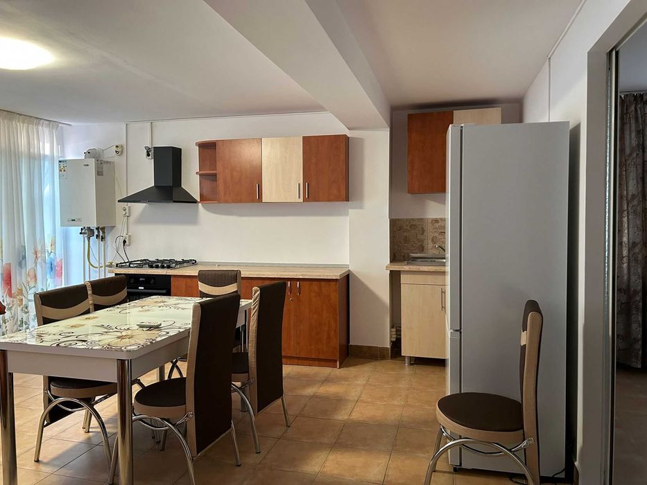 Inchiriez apartament cu doua camere complet mobilat si utilat.